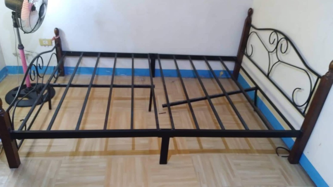 Queen sized bed frame 2nd hand, Furniture & Home Living, Furniture, Bed