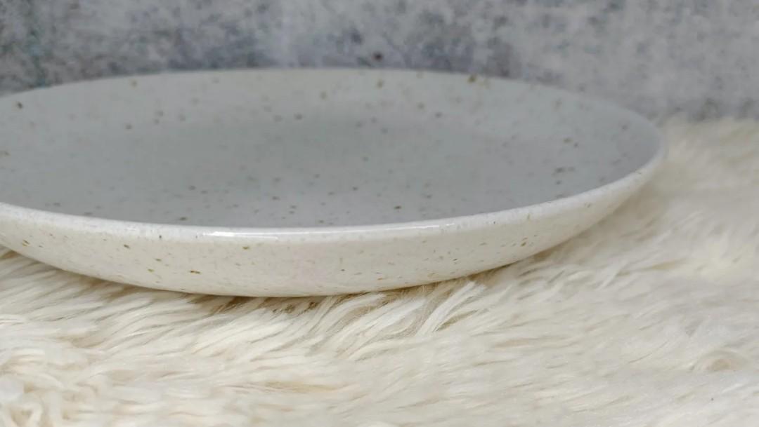 Stoneware speckled deep plate (Category: Dinnerware & Cutlery) located in Mandaluyong City. Submitted by aishoppe08 (Listing ID 1173496812, Image 3). Description: h3cm x d22cm.
