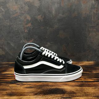 (Category: ) located in . Submitted by rowang_bundle.sneakers (Listing ID 1173531871, Image 1). Description: .