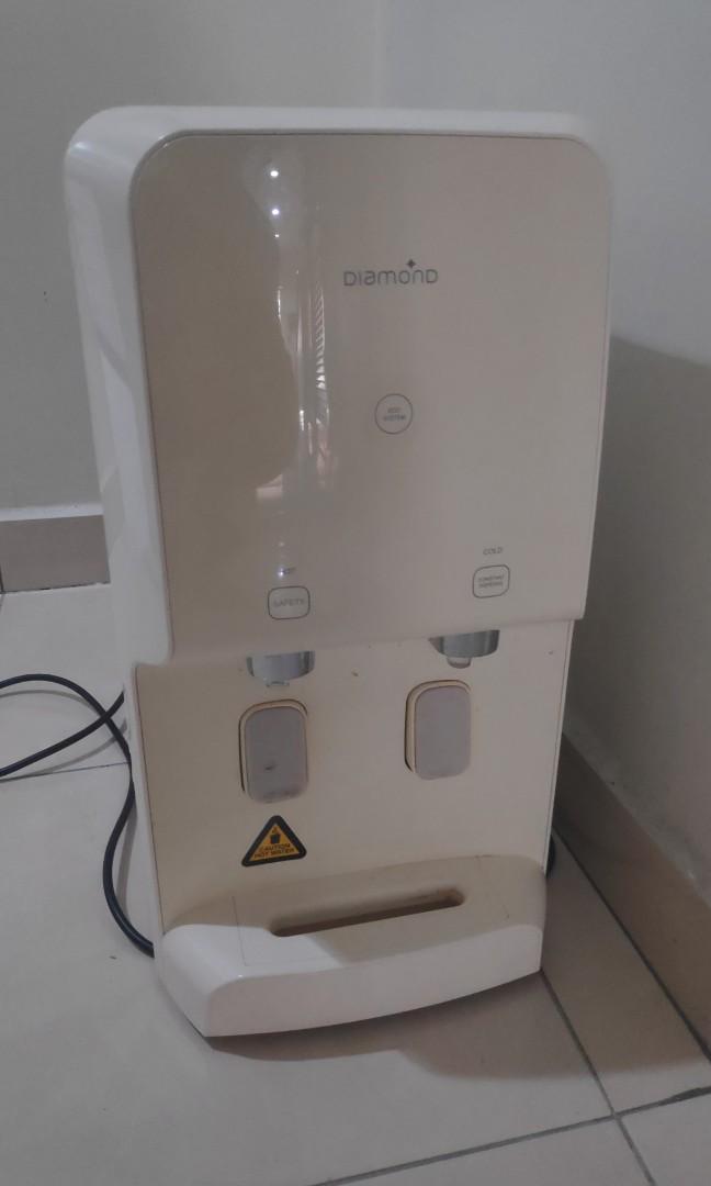 Diamond outlet water dispenser