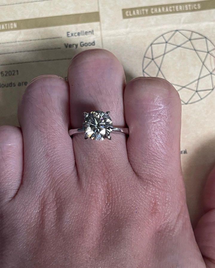 3carats diamond ring (Category: Rings) located in Manila. Submitted by lynsantosmarcos (Listing ID 1170179615, Image 1). Description: 3carats tiffany engagement ring Natural diamond With GIA Certificate With Laser Inscription 14k whitegold Handmade With free Elegant led lighted box.