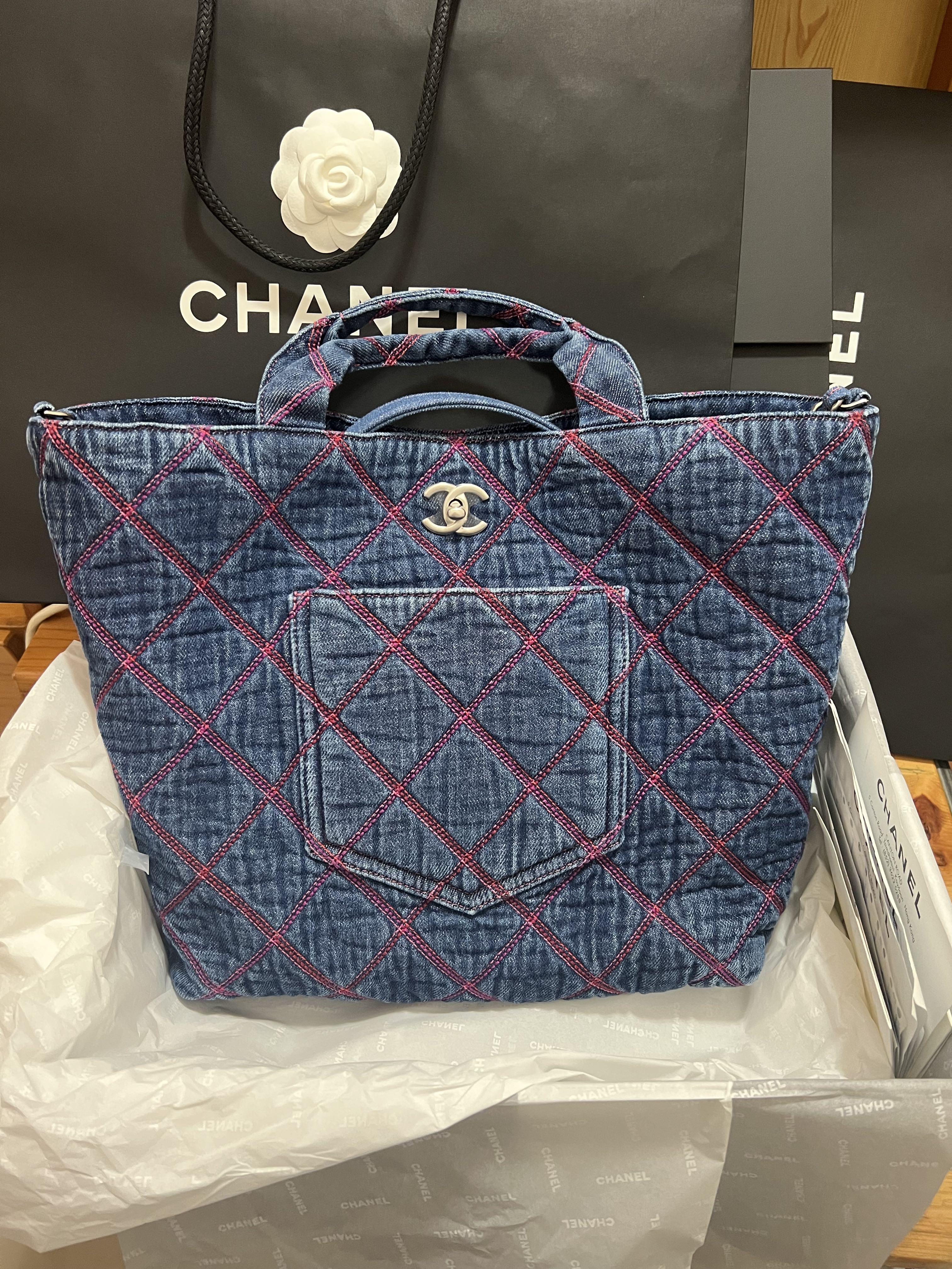 Sold out )Chanel最新22A Coco Beach 牛仔布手袋Denim tote bag /22A 大熱款CC logo耳環, 名牌,  飾物及配件- Carousell