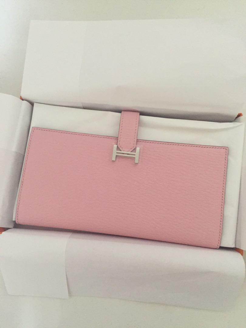 Hermes bearn long wallet （分類：銀包、卡片套）位於 Hong Kong。 由 haha_ooh 提交（商品編號 1109928003，圖片 1）。簡介： 櫻花粉銀扣 Full set 無用過只係去左膜 閒置99.9%新。