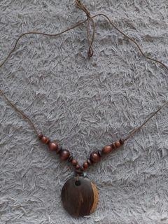 Kalung Panjang Kayu