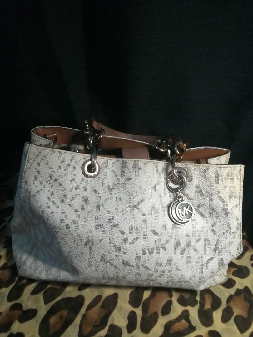 RUSH SALE!!ORIGINAL MICHAEL KORS (Category: Luxury Bags & Wallets) located in Quezon City. Submitted by V_Cl0set (Listing ID 1170252927, Image 1). Description: Authentic with minor issues in rubber linings personal preloved 2 compartments.