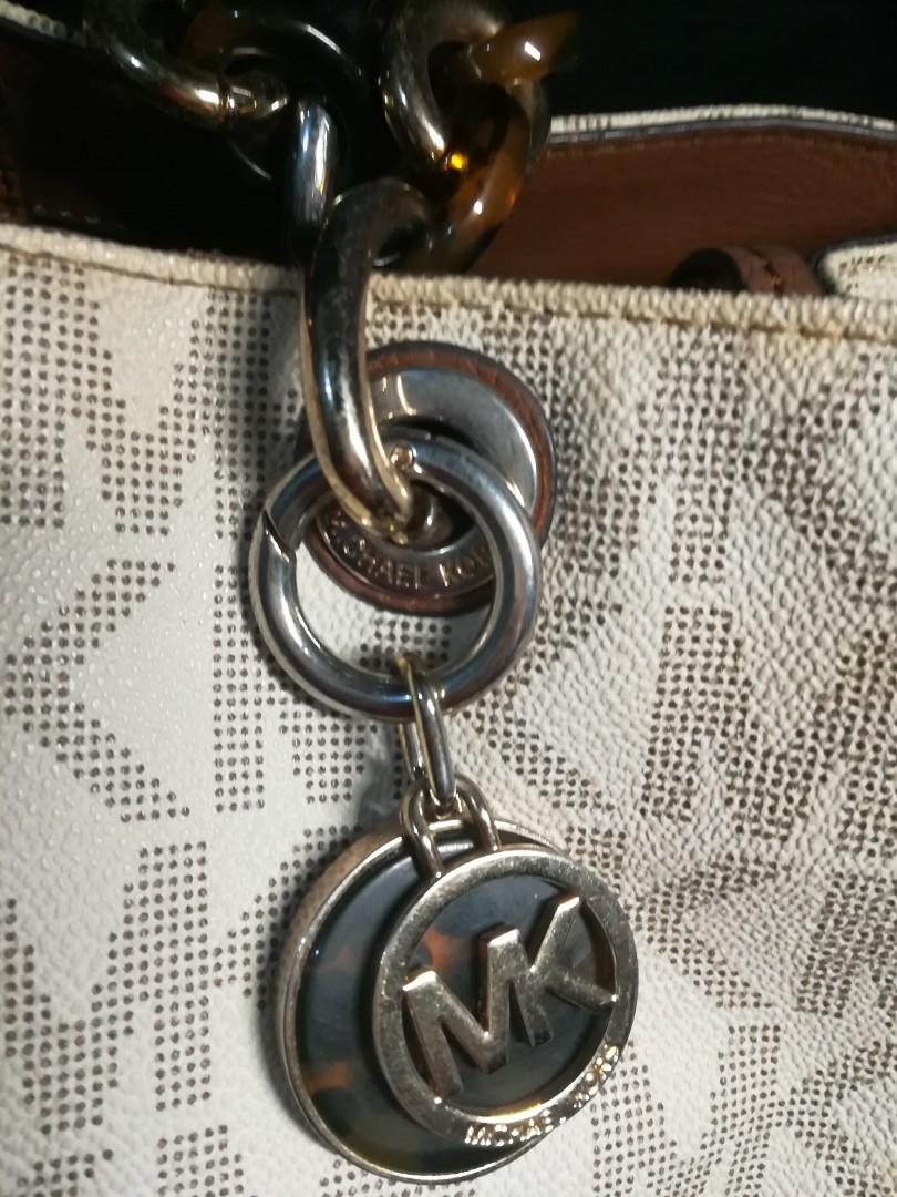RUSH SALE!!ORIGINAL MICHAEL KORS (Category: Luxury Bags & Wallets) located in Quezon City. Submitted by V_Cl0set (Listing ID 1170252927, Image 2). Description: Authentic with minor issues in rubber linings personal preloved 2 compartments.