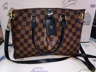 Louis Vuitton Discovery bercetak kanvas dan kulit Beg galas ayat beg galas  lelaki hitam, Luxury, Bags & Wallets on Carousell