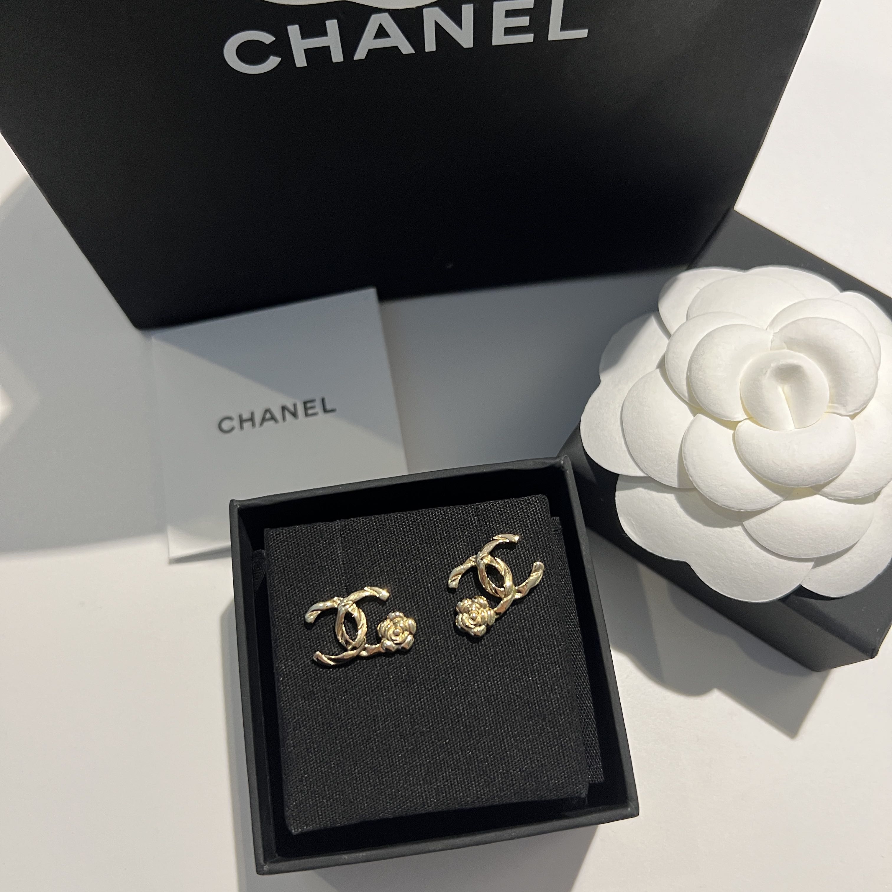 Chanel 22A camellia earrings, Women's Fashion, Jewelry & Organisers,  Earrings on Carousell