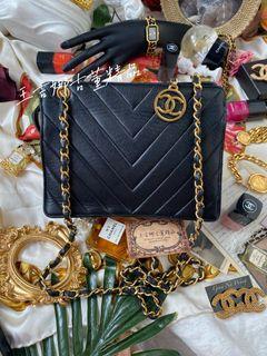 Chanel vintage 古董黑金羊金圓牌山形紋斜背包/男女皆可/百搭實用