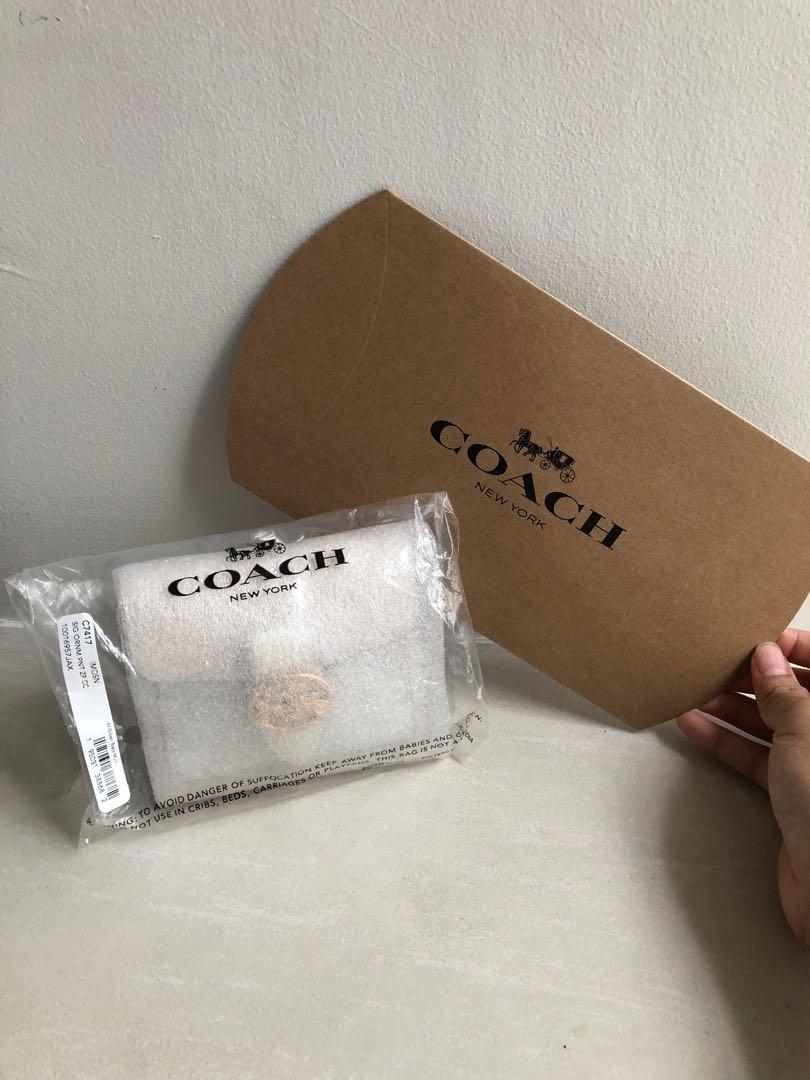 Coach - Georgie Bifold Wallet in White (Category: Luxury Bags & Wallets) located in Makati City. Submitted by matipati (Listing ID 1173633370, Image 2). Description: - Brand new - 100% original/authentic - Approx. 9 x 10.5cm - Bought from Coach, Canada - Original price $178 CAD (7,700+ in PHP) - Slightly negotiable .