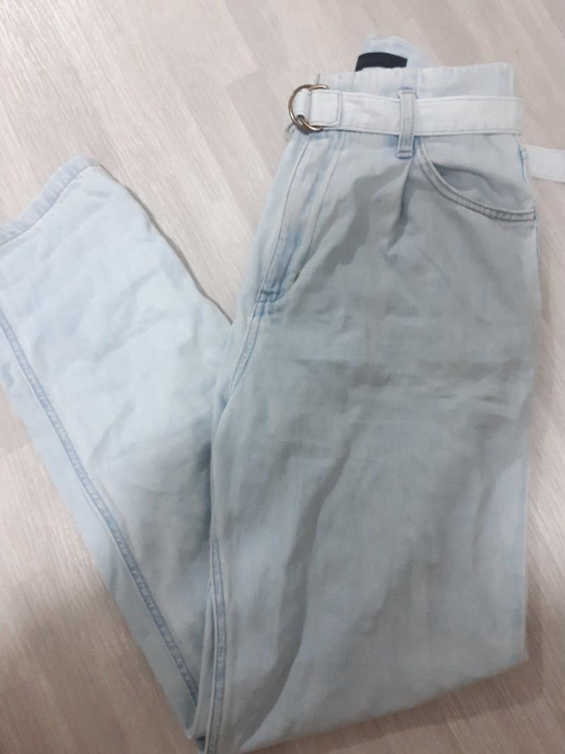 High rise belted Uniqlo jeans (Category: Jeans) located in Makati City. Submitted by Anrol0 (Listing ID 1173611226, Image 1). Description: .