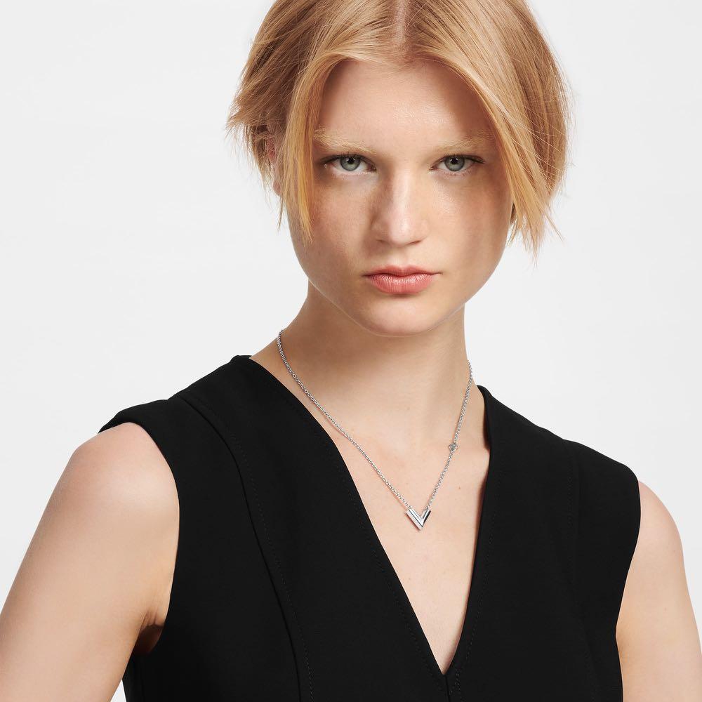 Louis Vuitton® Essential V Supple Necklace SiLVer. Size