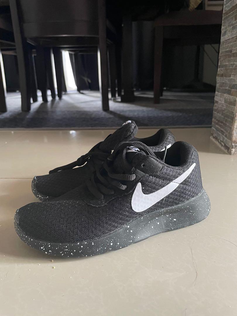 Nike Roshe Run - Oreo Women's Fashion, Footwear, Sneakers on