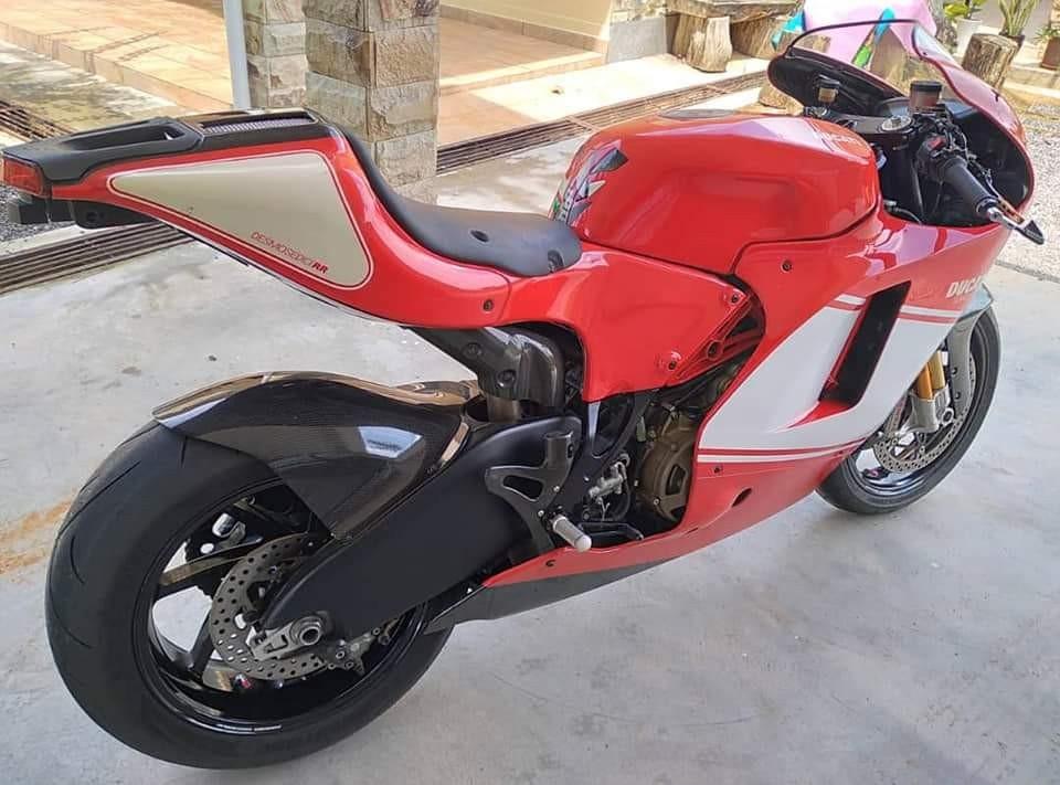 Sebuah jentera ducati Desmosedici Rosso gp 989 Motorbikes on