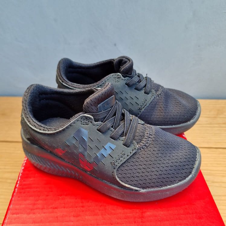 Sepatu hitam anak new balance size 7, Bayi & Anak, Baju Anak Lakilaki