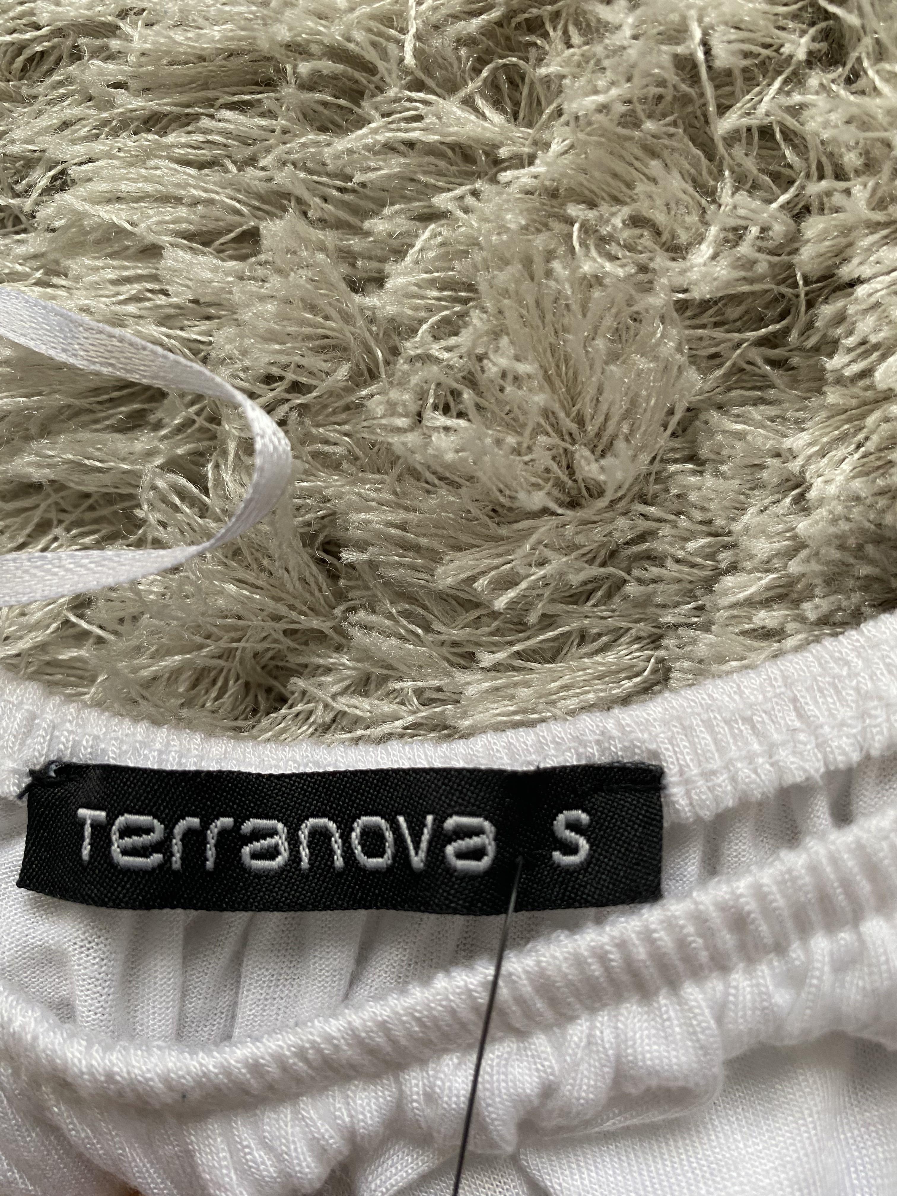 Terranova White blouse shirt top (Category: Blouses) located in Las Pinas. Submitted by bubblegumbear (Listing ID 1173704229, Image 2). Description: Terranova White blouse shirt top Size: small Mode of payment: gcash or bank transfer.