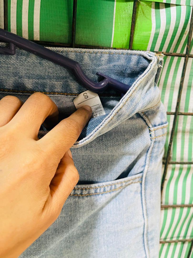 📌₱50 (Category: Shorts) located in Cavite. Submitted by myrahub (Listing ID 1173779039, Image 3). Description: Hw DENIM short pekpek short Thrifted Size small .24-26 Bubutasan n’yo pw yung pasukan ng butones For Cod Light DENIM For sure buyer only Fixed price .