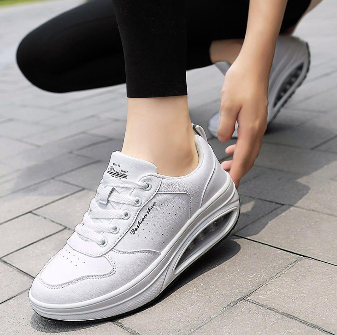 White sneakers korean best sale fashion