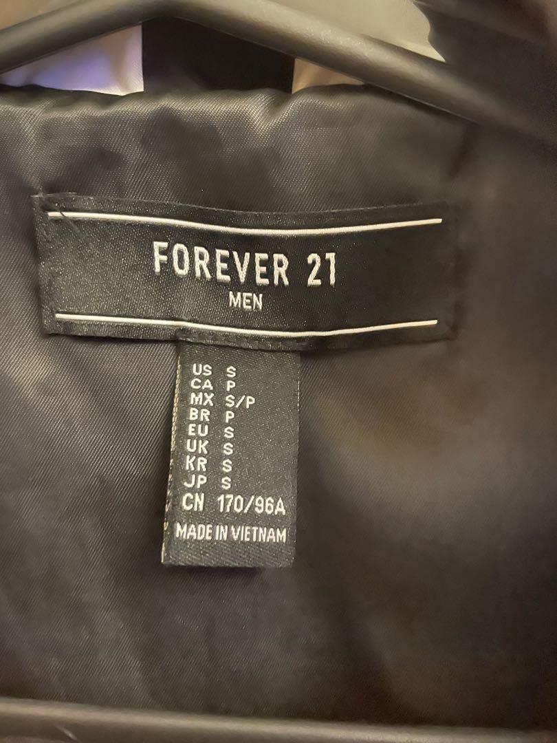 jacket (Category: Coats, Jackets and Outerwear) located in Singapore. Submitted by nadyaax (Listing ID 1173830660, Image 2). Description: says there mens but its more unisex , selling this because its too small for me and uses them for a few times only , able to nego slightly but no lowballers , visit my telegram for more preloved clothes !! https://t.me/preloveddbyN.