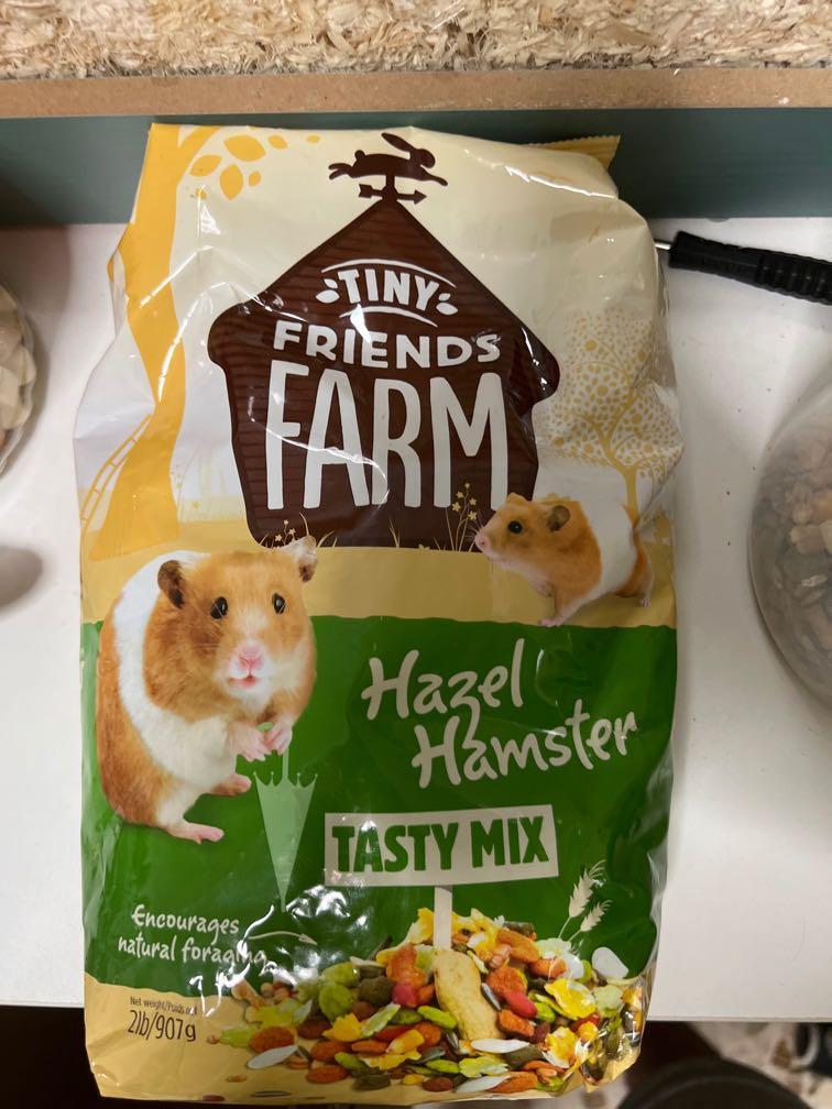 Hazel hamster food top
