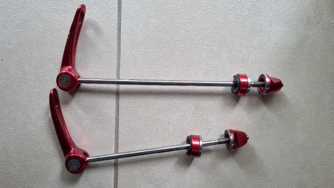 La Bici Bike Quick Release Skewer (Category: Bicycles) located in Makati City. Submitted by citydweller2020 (Listing ID 1173754298, Image 2). Description: La Bici Bike Quick Release Skewer Konting gasgas, does not affect performance Solid, original RFS: Bawad kalat Item in Makati. Lalamove or shipping P600 - Mura na yan. Branded ito :).