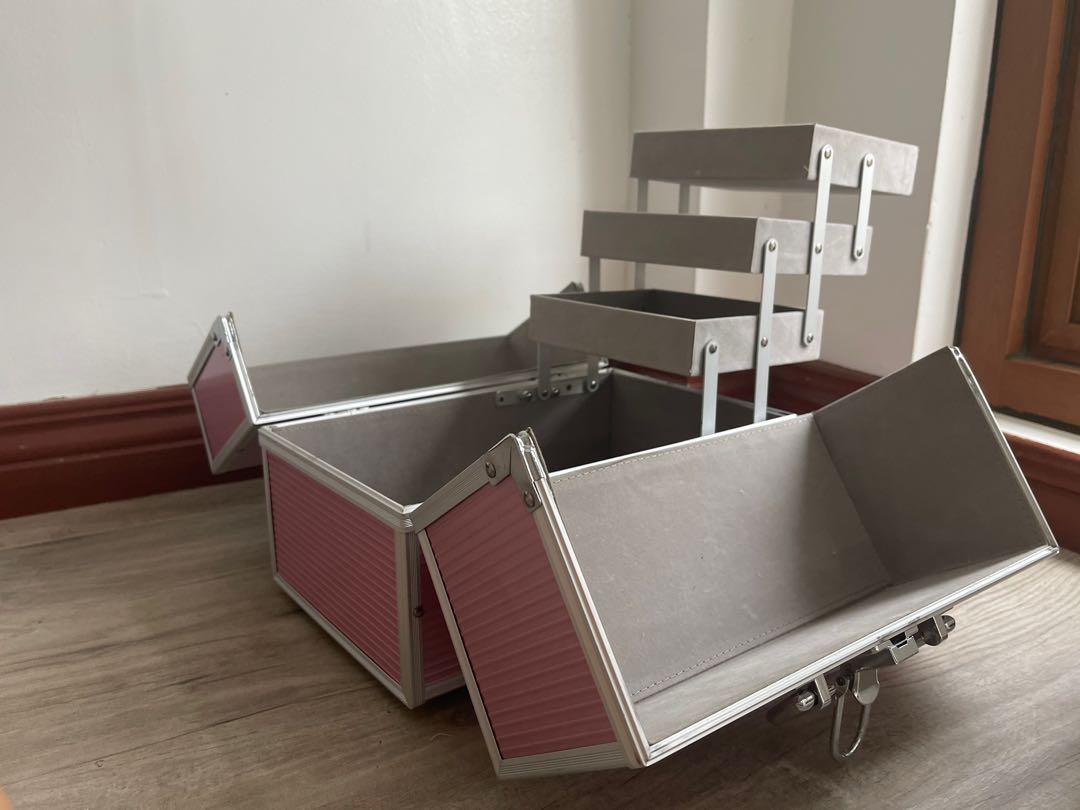 Pink & Grey Metal MakeUp/Supplies Traincase (Category: Storage Boxes & Baskets) located in Dasmarinas. Submitted by sisea (Listing ID 1173821950, Image 3). Description: Will update with measurements when I find my measuring tape 🥲 .