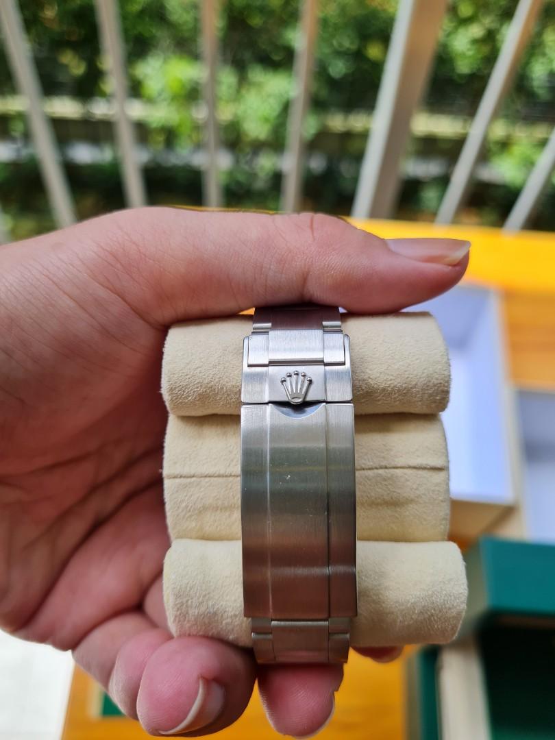 Rolex Sub Dated 2016 (Category: Watches) located in Singapore. Submitted by beh.horng (Listing ID 1173783643, Image 3). Description: Rolex Sub/ Date Full Set with certificate. Overseas Set.