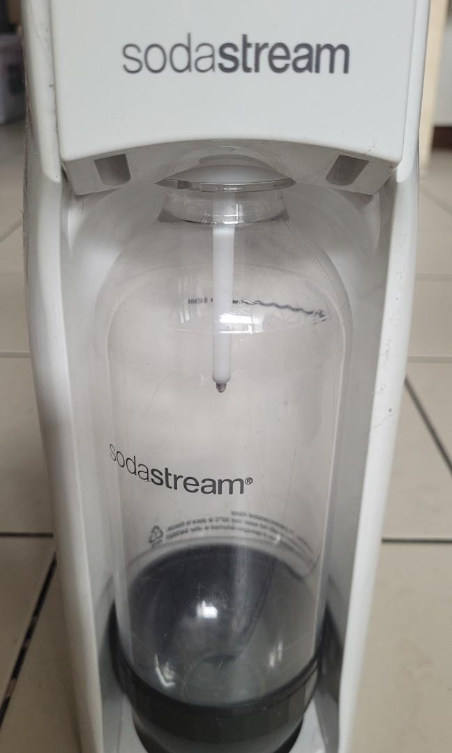 SodaStream Soft drinks/ sparkling water Maker like perrier & Schweppes, Food & Drinks
