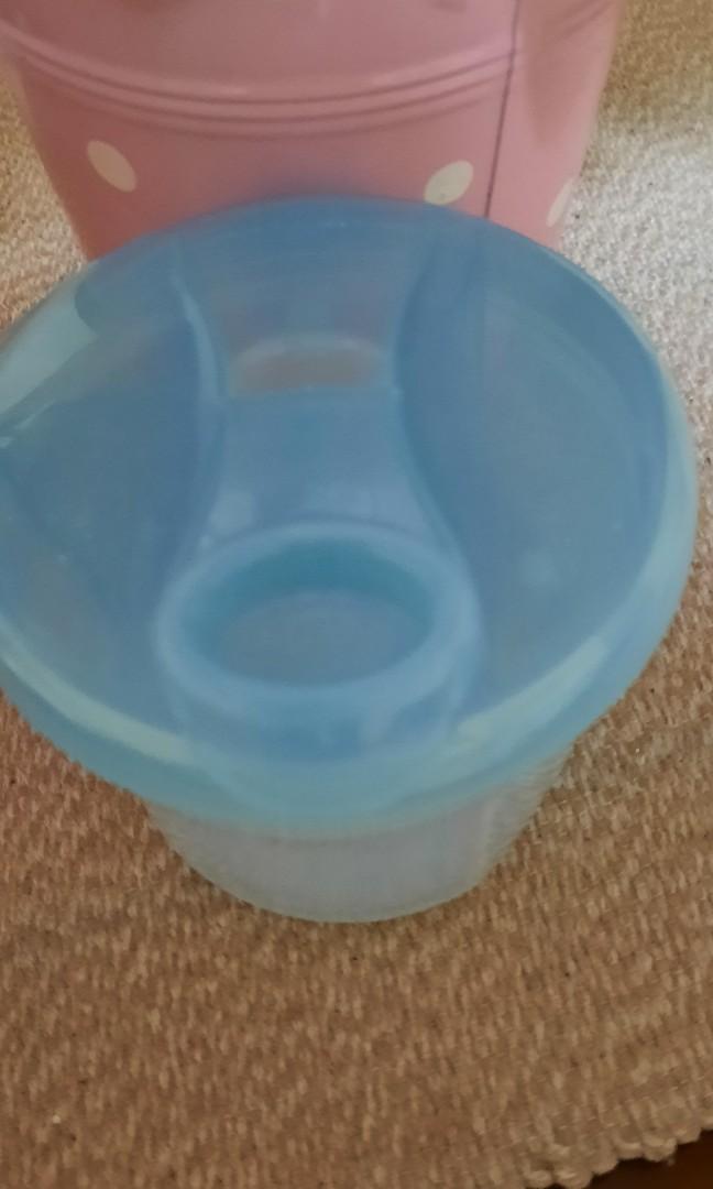 Avent milk dispenser (Category: Breastfeeding & Bottle Feeding) located in Mandaluyong City. Submitted by blueberrypatch (Listing ID 1173983115, Image 3). Description: preloved avent milk dispenser. pink is almost new open but used for few times only. blue has a sign of usage but very clean and in good condition 8/10.