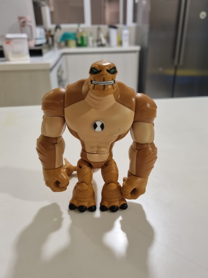 Ben 10 top reboot humungousaur toy