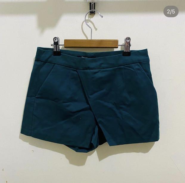 Bershka Shorts (Green) (Category: Shorts) located in Bacoor. Submitted by decluttrdaily (Listing ID 1174091115, Image 1). Description: .