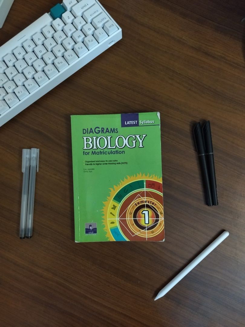 BIOLOGY SEMESTER 1 MATRICULATION, Hobbies & Toys, Books & Magazines