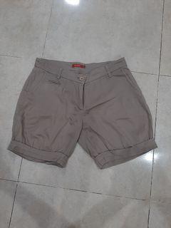 Celana pendek wanita warna milo