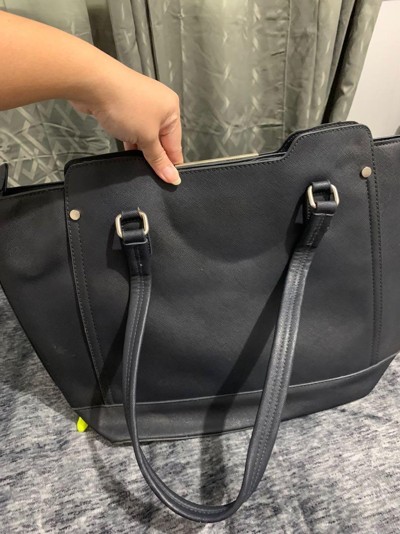 David Jones Bag (Category: Shoulder Bags) located in Calamba. Submitted by leideebaron (Listing ID 1174099587, Image 2). Description: RFS: decluttering Needs cleaning Original David Jones Bag Sf via lalamove or toktok c/o buyer Pick-up/Meet-up at Los Baños, Laguna near UP campus Payment first policy thank you!.