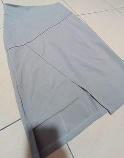 Design front slit skirt