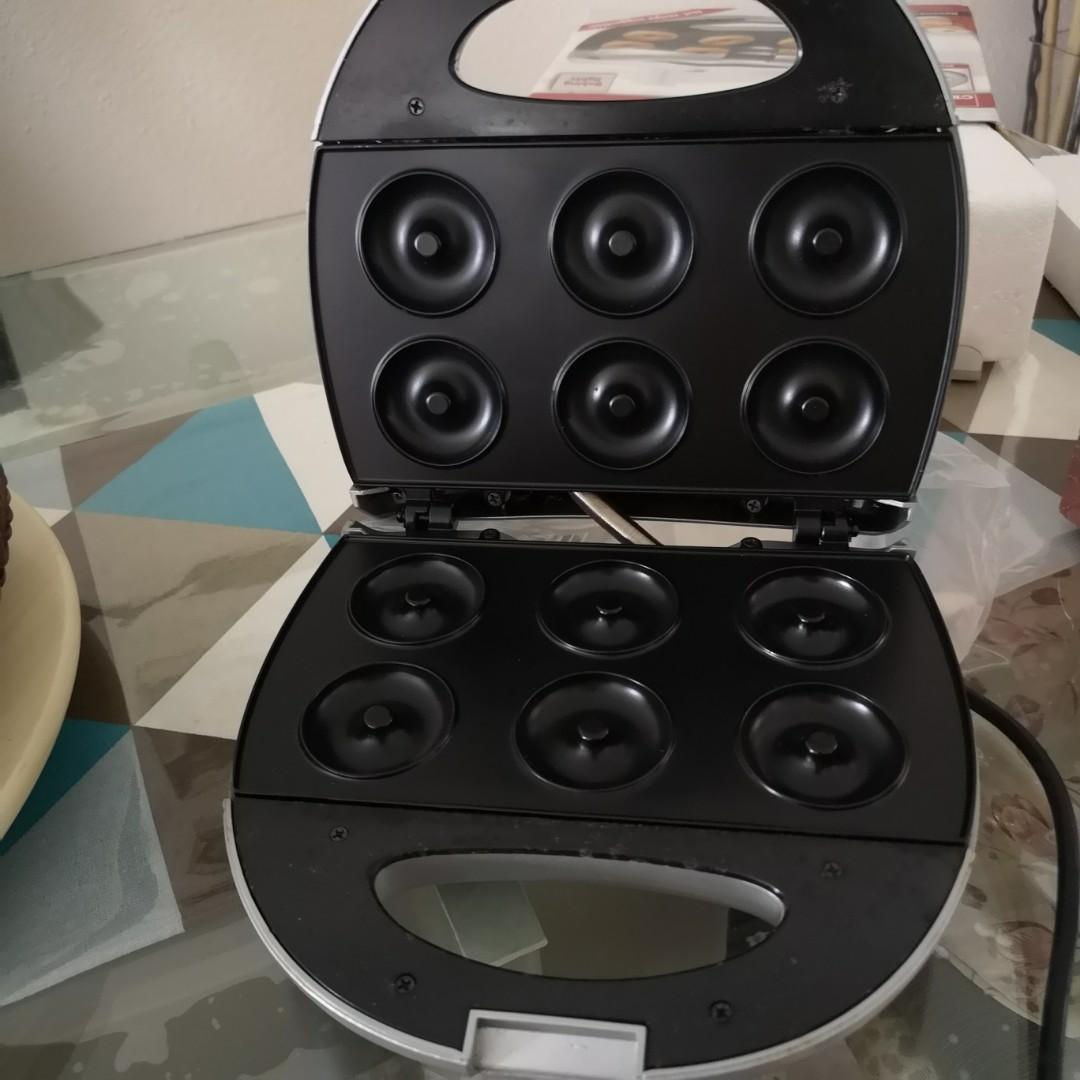 Doughnuts maker (Category: Ovens & Toasters) located in Singapore. Submitted by shopping_goodbuy (Listing ID 1173968708, Image 2). Description: This is a almost new item (maybe used only once) still with it's original box and packing. The item is purchased in Germany afew years ago and it came in an EU plug (2 pin plug) , voltage is same as SG. Self collect at my place at Bedok north Ave 1.