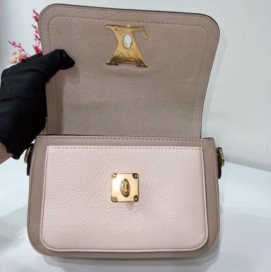 Louis Vuitton Lockme PM Grained Calfskin Lockme Olive Green Chain Bag  Fullset Very good condition DIMENSIONS : 8.5”x6.5”x3.25”. IDR 22jt