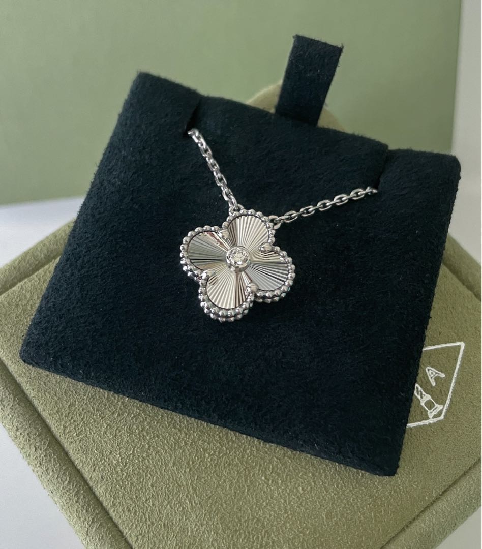 Van Cleef & Arpels necklace guilloche 2020 holiday vca, Women's Fashion