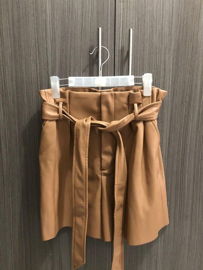 Zara Faux Leather Shorts (Category: Shorts) located in Manila. Submitted by twbn.ph (Listing ID 1174094889, Image 2). Description: ◻️Size S ◻️BNWT 💯 ◻️Hard to find! Already sold out in stores 🤍 ◻️Good condition ◻️Price is slightly negotiable.