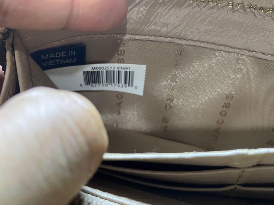 Sale❗️Authentic Marc Jacobs Wallet!!! (Category: Luxury Bags & Wallets) located in Pasig City. Submitted by rmark (Listing ID 1174230655, Image 3). Description: Just needs repainting and all good. Repaint lng mukhang bago na po wallet. Legit from japan! Last price. .