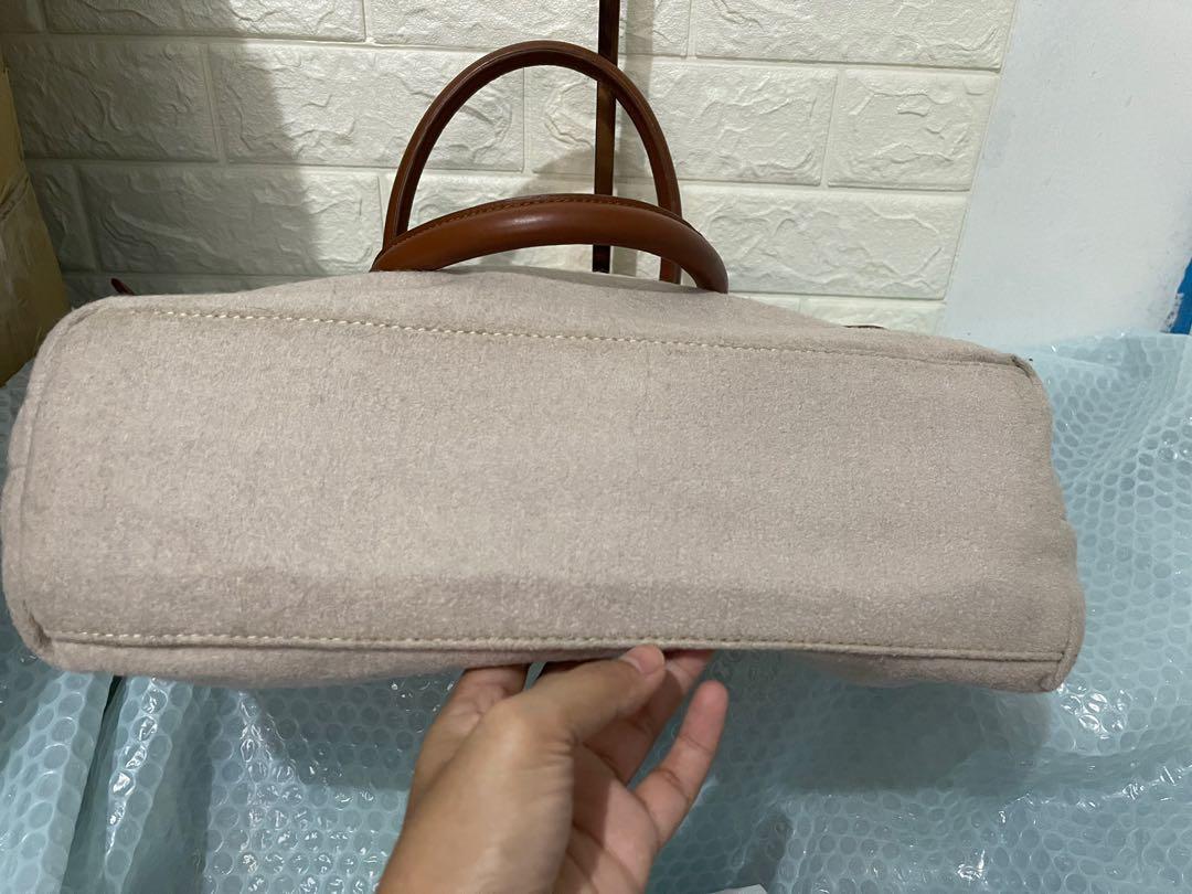 Authentic TORY BURCH Tote unique material Preloved (Category: Luxury Bags & Wallets) located in Calamba. Submitted by nibal (Listing ID 1174121992, Image 3). Description: Brand : TORY BURCH unique material Material: Not sure if ano tawag (pic 9&10) Condition: 9/10 Minimal Sign of usage in handle (pic 6) and rubber lining edge (pic 7) Some dirt inside This is a preloved / preowned bags, pls manage your expectation. .