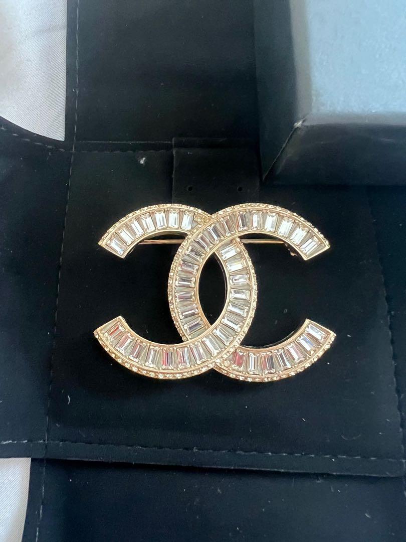 Ready‼️ Bnib Chanel brooch Big pearl Size 5.5 x 4cm 💋, Barang Mewah,  Aksesoris di Carousell