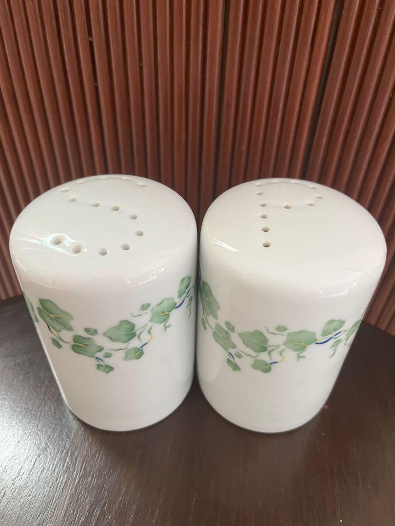 Corelle salt and store pepper shakers