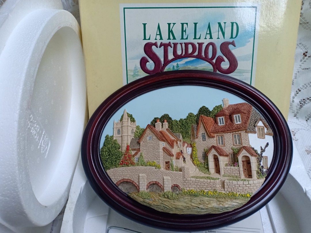 Lakeland Studio 3D Wall Plaque " Castle Combe", Hobbies & Toys