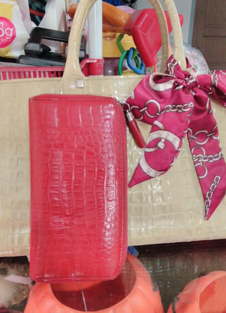 Original Elegance Big zippy wallet (Category: Luxury Bags & Wallets) located in Angono. Submitted by fhlor02 (Listing ID 1174213506, Image 2). Description: Original Elegance big zippy wallet, genuine leather material, croc embossed color red, size: 7.5" by 4".