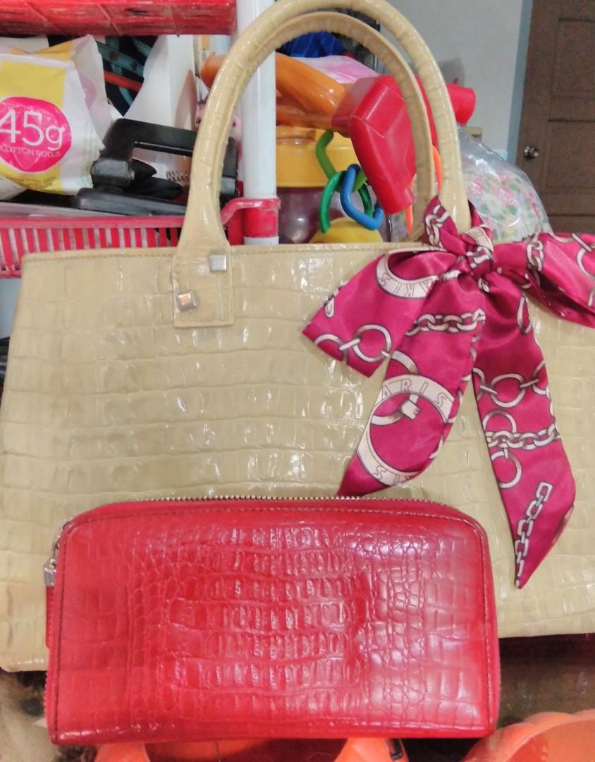 Original Elegance Big zippy wallet (Category: Luxury Bags & Wallets) located in Angono. Submitted by fhlor02 (Listing ID 1174213506, Image 3). Description: Original Elegance big zippy wallet, genuine leather material, croc embossed color red, size: 7.5" by 4".