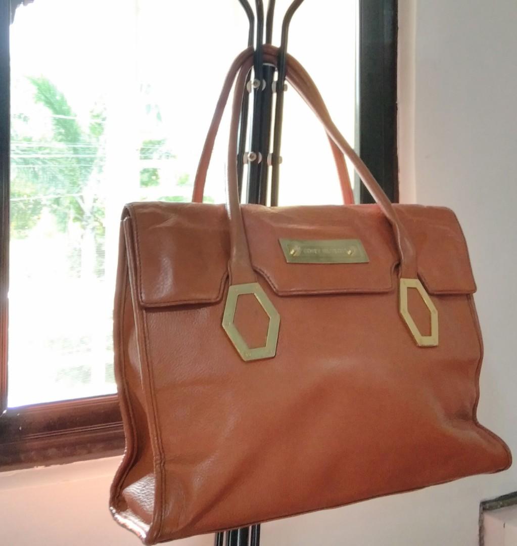 Original Tory Burch big tote bag (Category: Luxury Bags & Wallets) located in Angono. Submitted by fhlor02 (Listing ID 1174035133, Image 3). Description: Original Tory Burch large shoulder bag, genuine leather material, clean and smooth both exterior and interior, size: 11"by14"by4", rarely used.