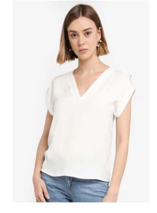 River Island Indiana Top White (Category: Blouses) located in Taguig. Submitted by 5erap (Listing ID 1174276597, Image 1). Description: Very nice in actual! You can pair with slacks or jeans! Bought from Zalora.