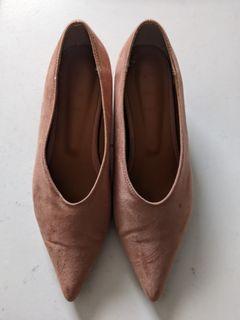 Suede pump