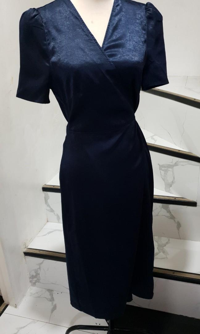 The Edit Silk/ Satin Midi Wrap Dress (Category: Dresses) located in Cavite. Submitted by museecloset (Listing ID 1174202426, Image 1). Description: Size Medium Navy Blue Wrap Around nice fabric Classy Style still in very good condition.